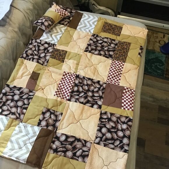 NWT. Hand Crafted Stuffed Animal Quilt Browns - Picture 2 of 6